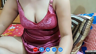 Tía India Madura Muestra Su Culo Apretado En La Webcam