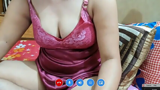 Tía India Madura Muestra Su Culo Apretado En La Webcam