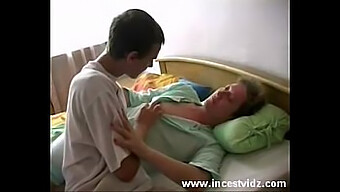 اللسان و كس سخيف معركة بين رجل أصغر سنا و أصغر ..