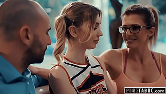 Cheerleader پشمالو با کیر بزرگ در دهان و کس خود می گیرد