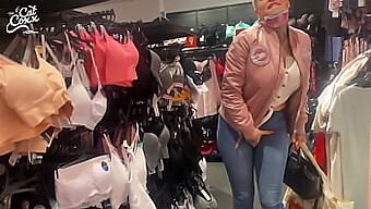 Milf-Ul Amator Devine Kinky Cu Jucăria Sexuală În Public