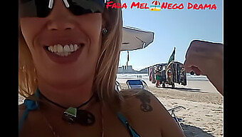 Pov Videó Szőke Csajról, Aki Nagy Seggével És Bikini Puncijával Büszkélkedik Egy Zsúfolt Strandon