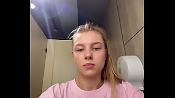 Bbw Blondine Får Sin Røv Fingeret Offentligt