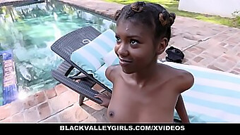 Blackvalleygirls Apresenta A Bunda Grande E A Ação De Um Pau Grande De Uma Adolescente Negra Quente