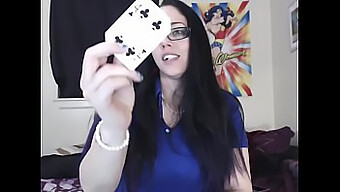 Castigo Por Jugar A Las Cartas: Una Diosa Morena En Acción