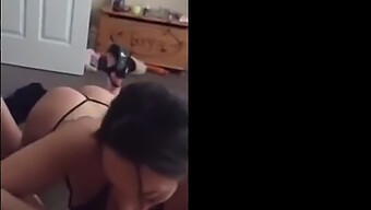 Cô Gái Mới Cho Blowjob Trong Video Tình Dục Tập Thể