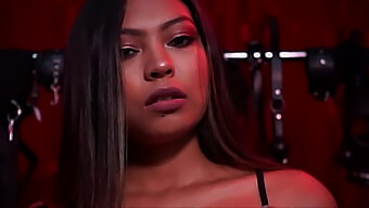 Dançarina Latina Kinky Se Submete À Dominação Bdsm