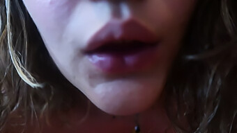 Una Ragazza Carina Con I Piercing Si Diverte A Fumare In Un Video Fetish